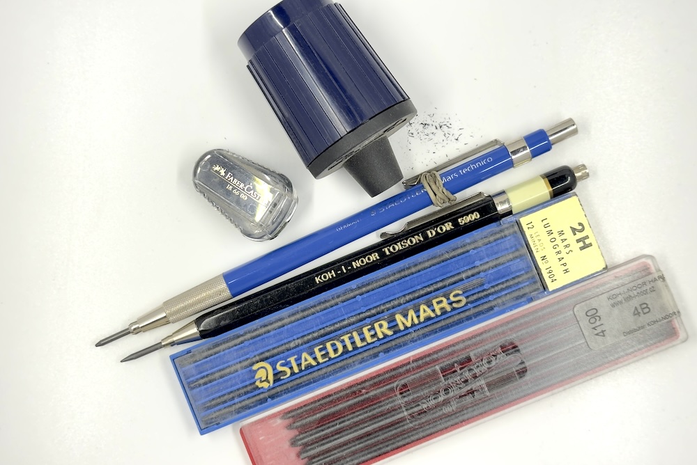 Showing spare leads and two types of sharpener Showing spare leads and two types of sharpener