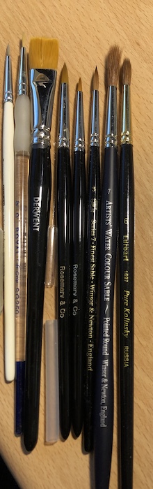 Comparison of damaged sable watercolour brushes vs pointed synthetic brushes suitable for watercolour pencils.